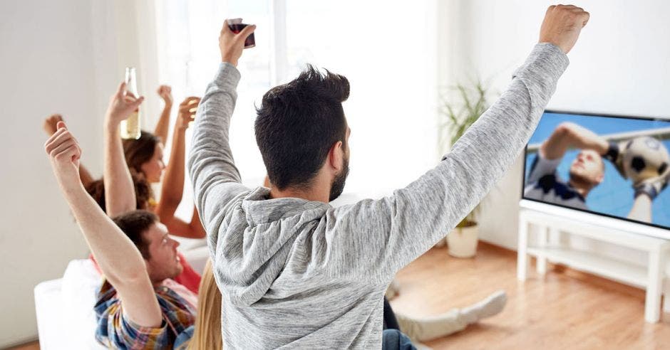 Aficionados viendo fútbol por TV