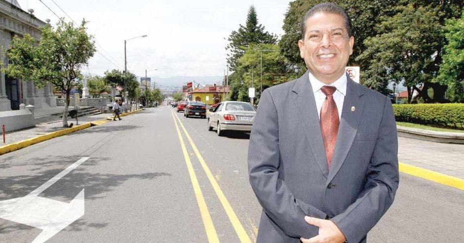 Carlos Cascante, alcalde de Tibás en carretera