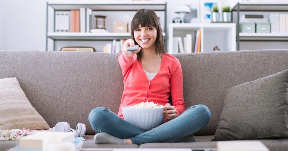 Mujer viendo TV