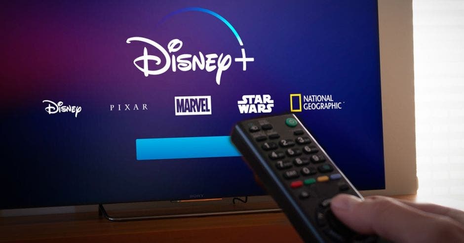 Disney+ puesto en pantalla de una persona con un control remoto