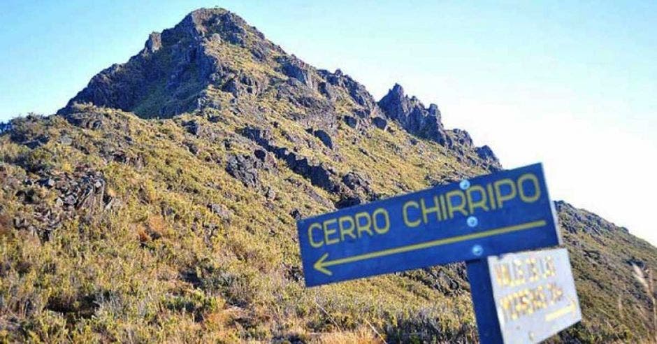 Un cerro con un letrero que indica que es el cerro chirripó