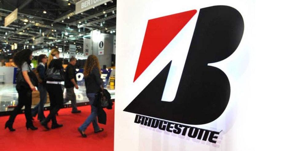 Logo de Bridgestone en un stand