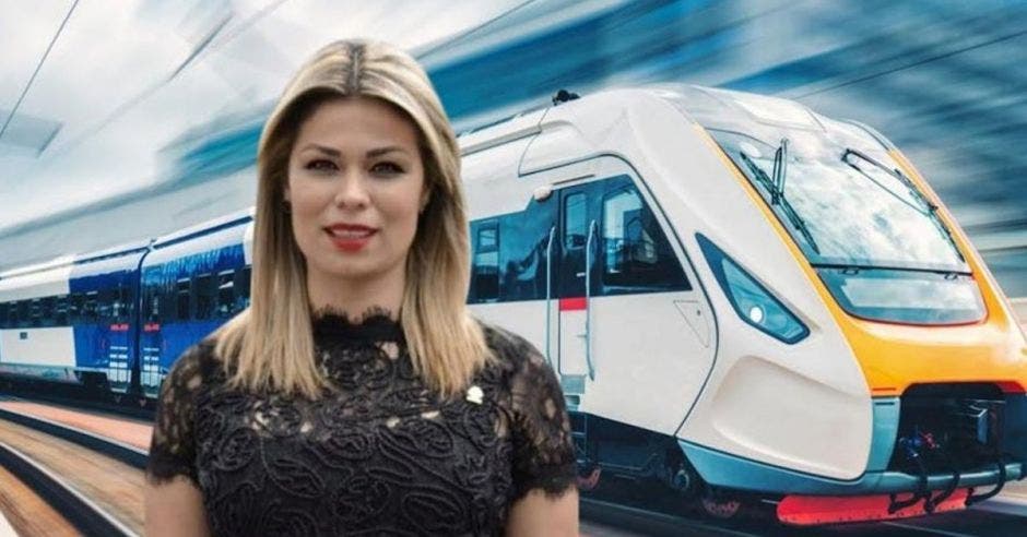 Franngi Nicolás, diputada del PLN frente a arte de tren