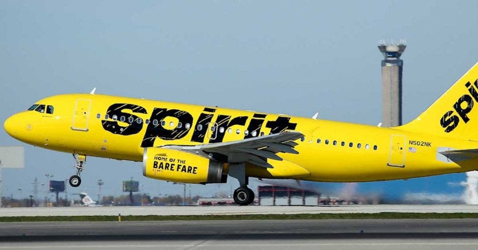 Un avión amarillo con la palabra Spirit escrita a lo largo del chasis