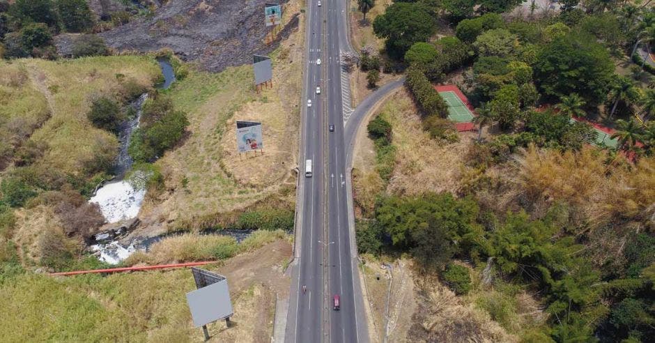 Toma aérea del puente sobre el río Torres, en la ruta General Cañas