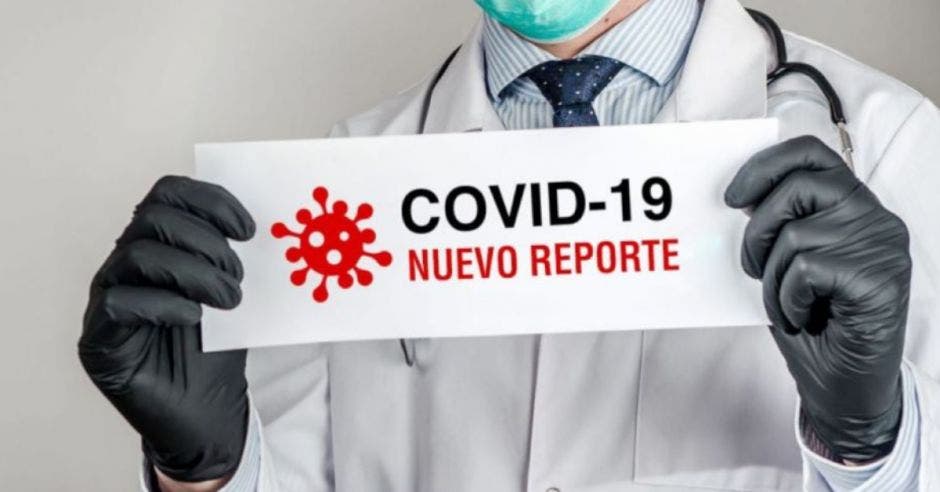 Hombre con guantes presentando casos nuevos de Covid-19