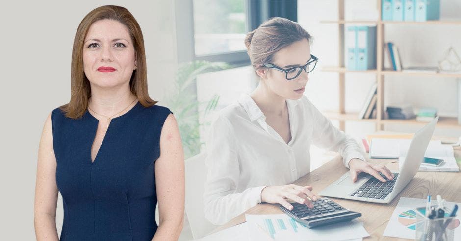 Mujer frente a otra viendo una computadora