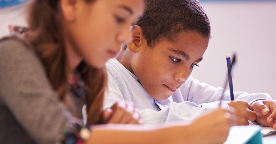 Vemos a un niño escribiendo