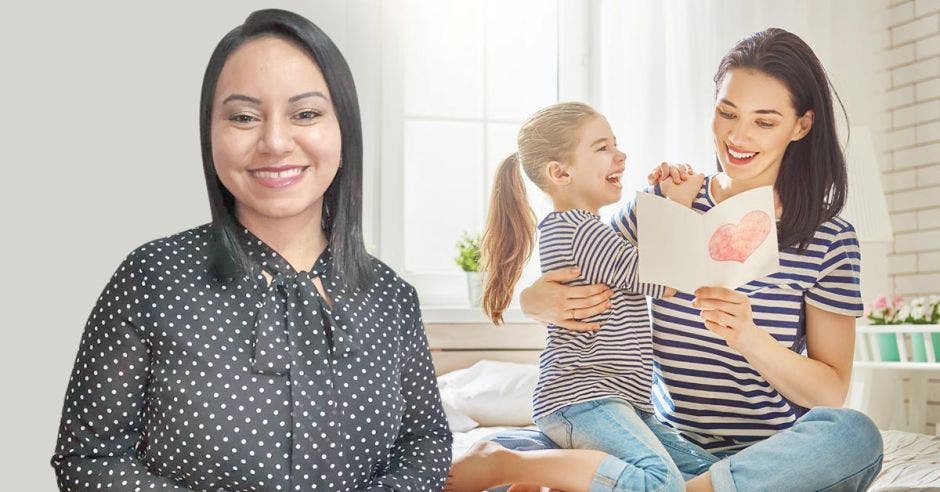 Mujer sonriendo mientras otra detrás está con su hija