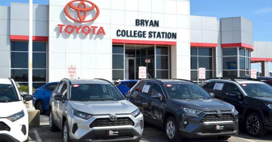 Vemos carros en una agencia Toyota