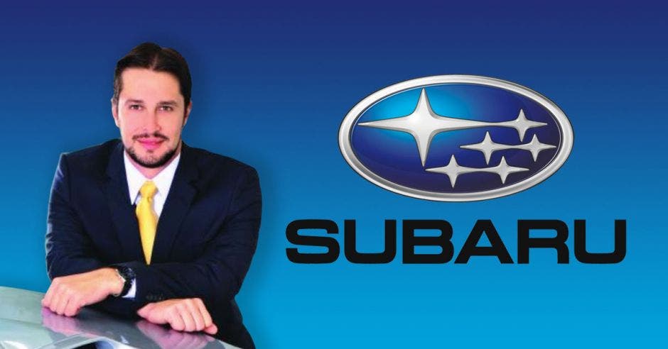 Hombre frente a logo de Subaru