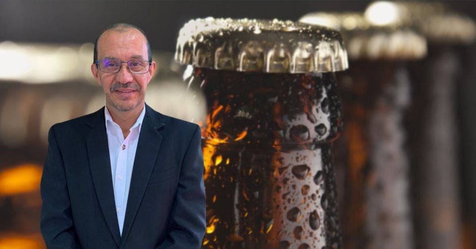 hombre frente a arte de cerveza