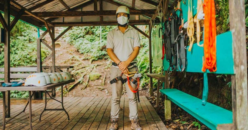 Un hombre con mascarilla equipado con implementos para hacer canopy