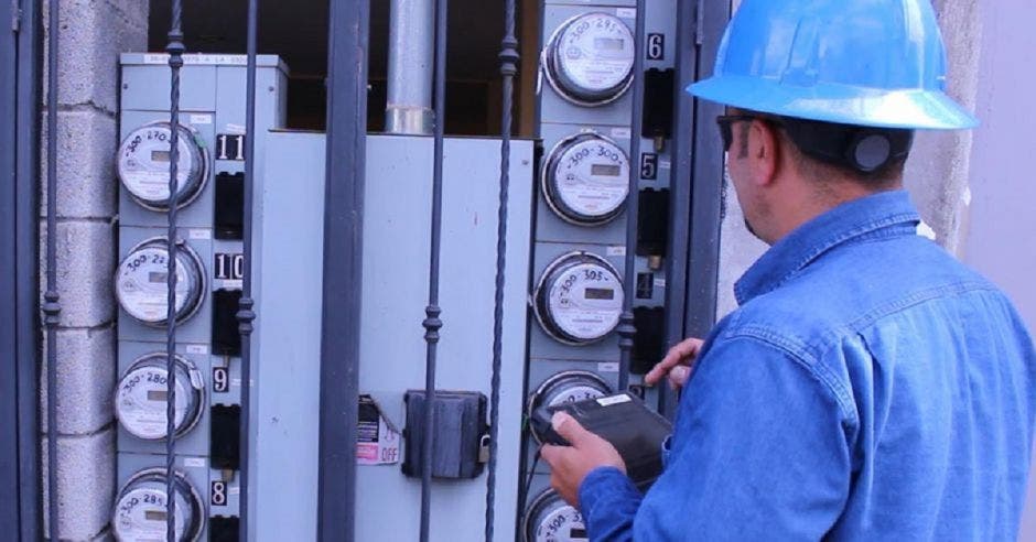 Trabajador eléctrico realizando lectura