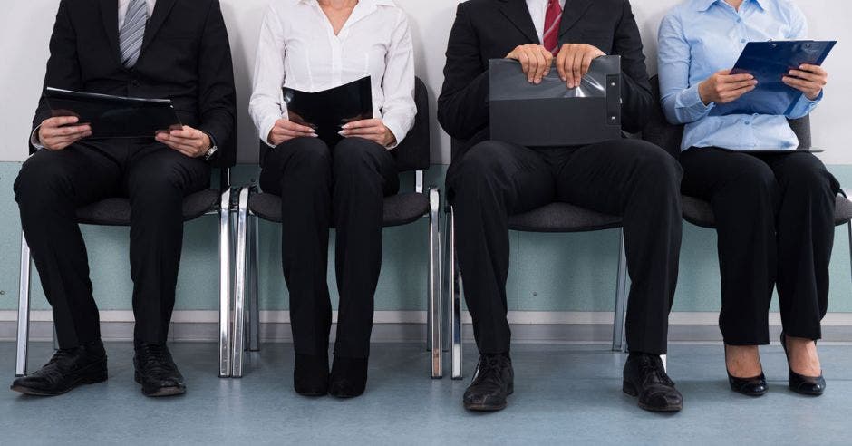 Varias personas sentadas en una sala de espera