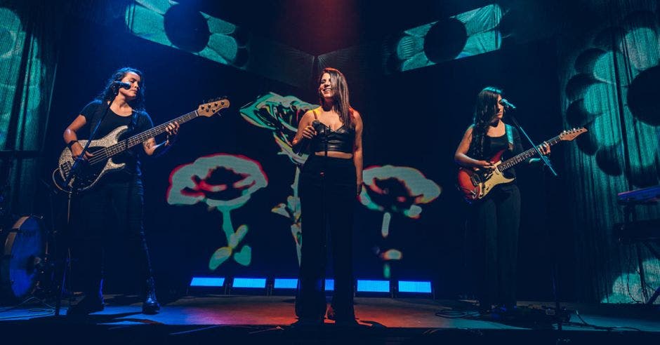 Tres mujeres en escenario