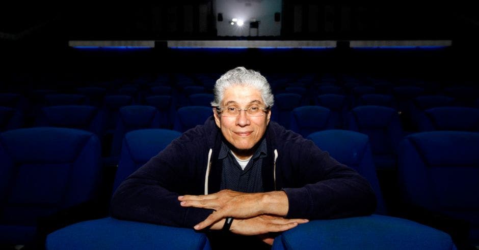 Hombre en sala de cine