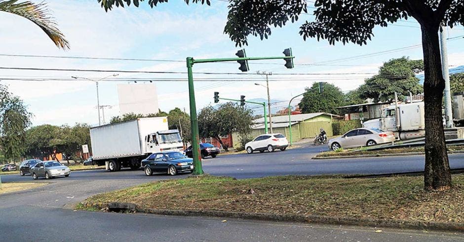 Intersección de Hatillo 4 con paso de autos