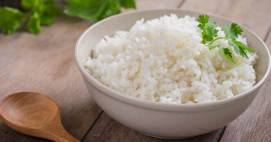 Una taza blanca con arroz adentro