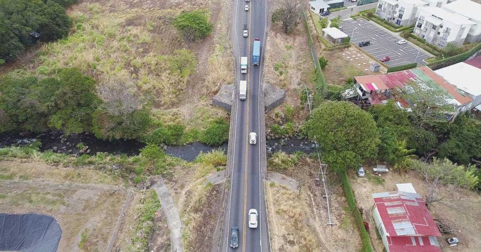 Toma aérea de puente actual sobre río Ciruelas, en ruta entre San José y Alajuela