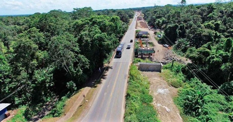 Toma aérea de trabajos en puente sobre río de vía a Limón