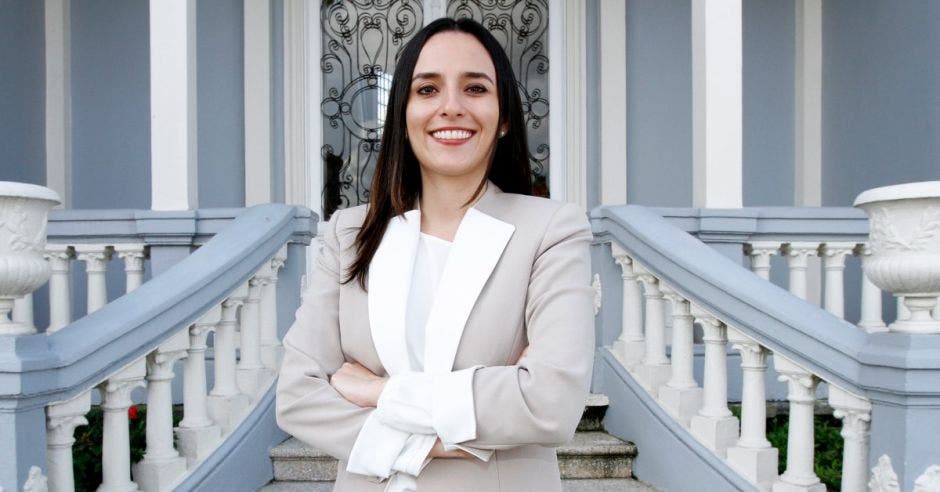 Mujer con brazos cruzados