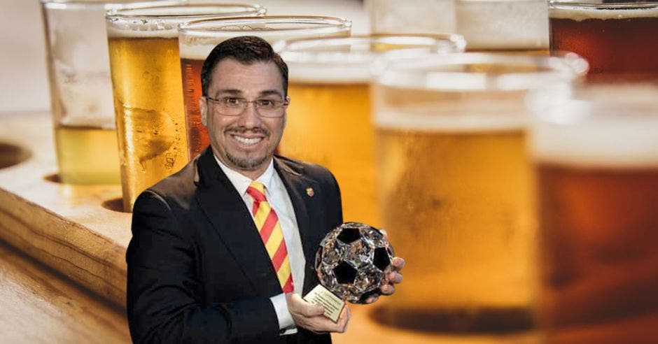 hombre y cervezas