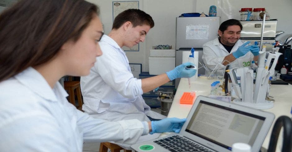 Estudiantes del TEC en el laboratorio de bioemprendimiento.