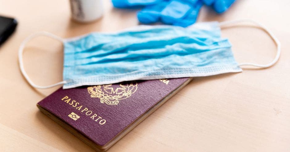 Una mascarilla puesta sobre un pasaporte