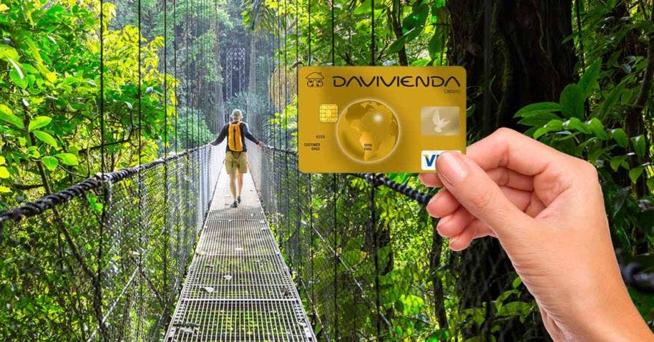 Vemos un puente colgante y una tarjeta davivienda