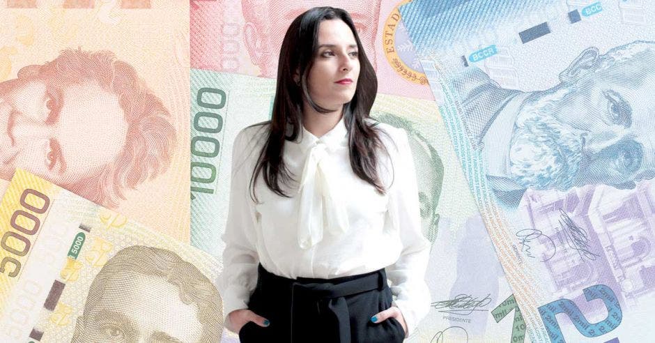 Mujer con billetes de fondo