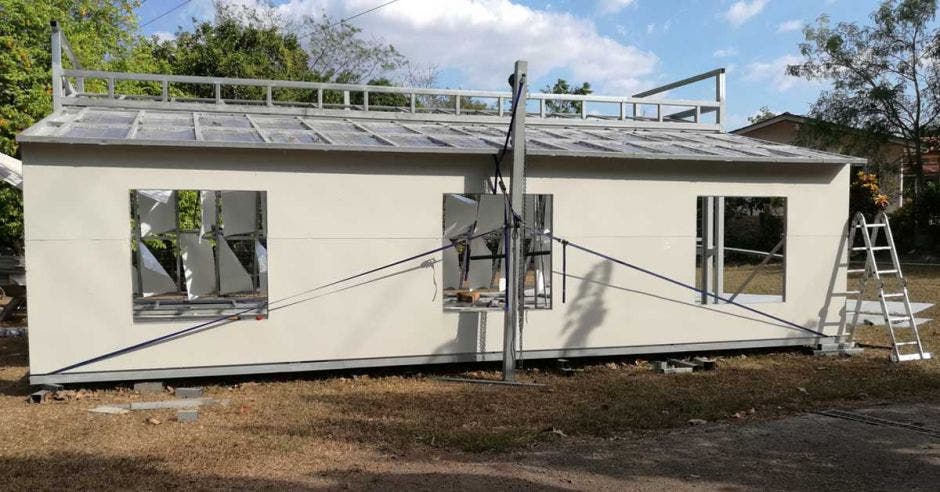 Una casa móvil en medio de un lote baldío