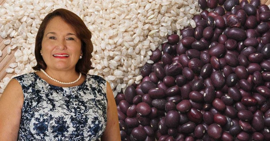 una señora sobre un fondo de arroz y frijoles