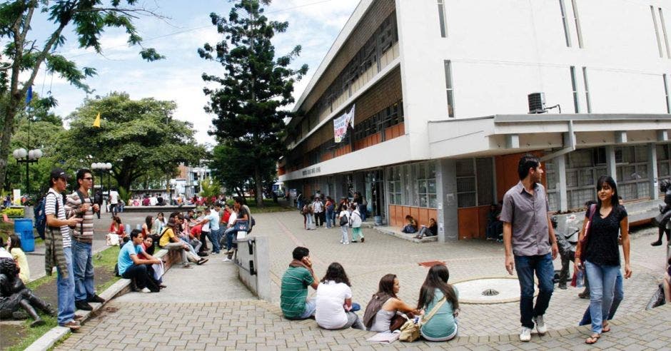 Estudiantes en el pretil de la Universidad de Costa Rica