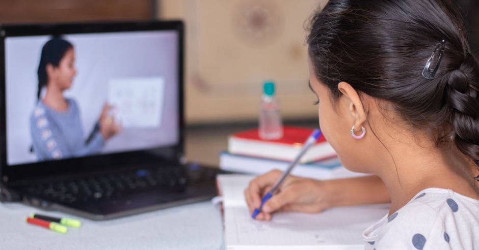 Niña en clases virtuales