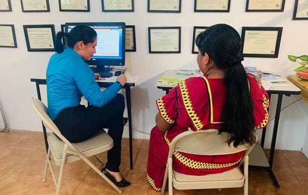 Mujer indigena recibiendo lecciones