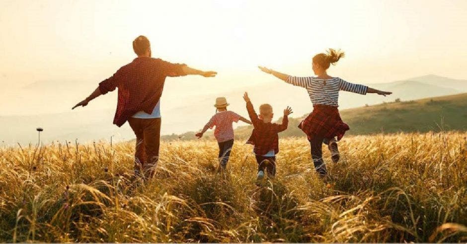 Padres jugando con hijos