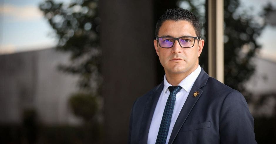 Un hombre con saco y corbata usando lentes para la vista