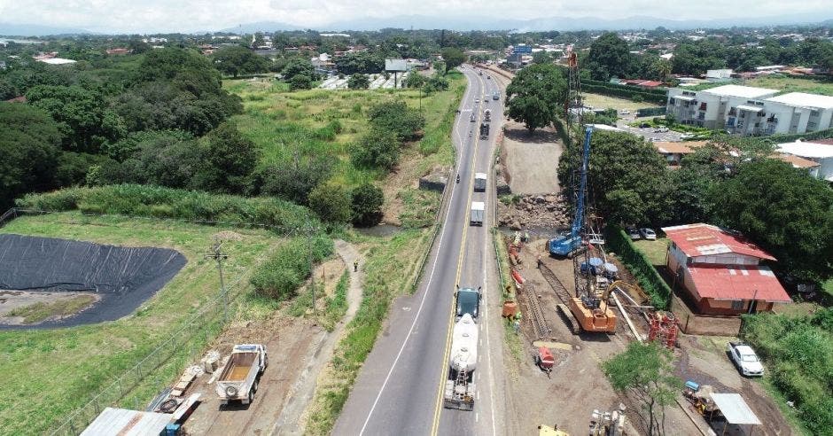 una autopista rodeada de maquinaria