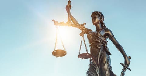 Vemos la estatua de la justicia