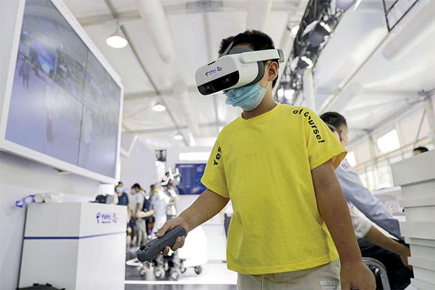 Un niño prueba un videojuego de Realidad Virtual, en el área de exposición de servicios de comunicación 5G, de la Feria Internacional de Comercio de Servicios de China 2020 (CIFTIS, por sus siglas en inglés), en Beijing, capital de China, el 5 de septiembre de 2020. La CIFTIS se llevará a cabo del 4 al 9 de septiembre en Beijing. (Xinhua)