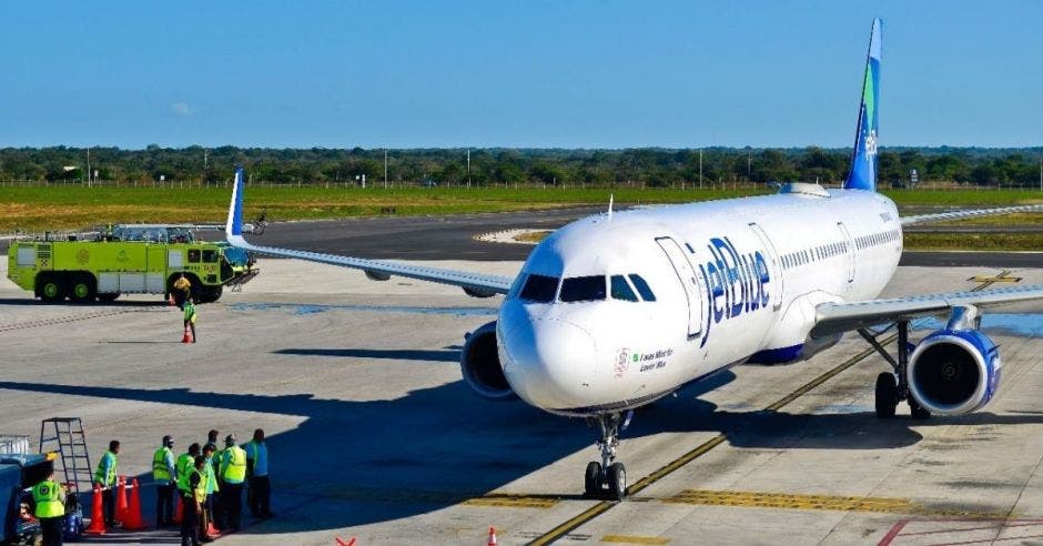 Un avión de JetBlue estacionado en la manga de un aeropuerto