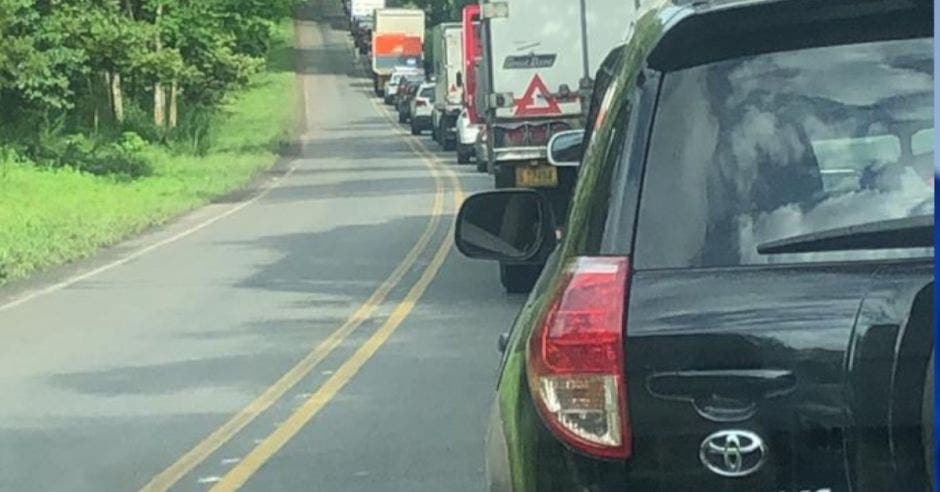 Autos en fila en carretera