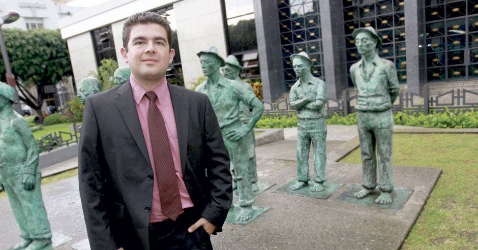 Hombre de traje frente al Banco Central