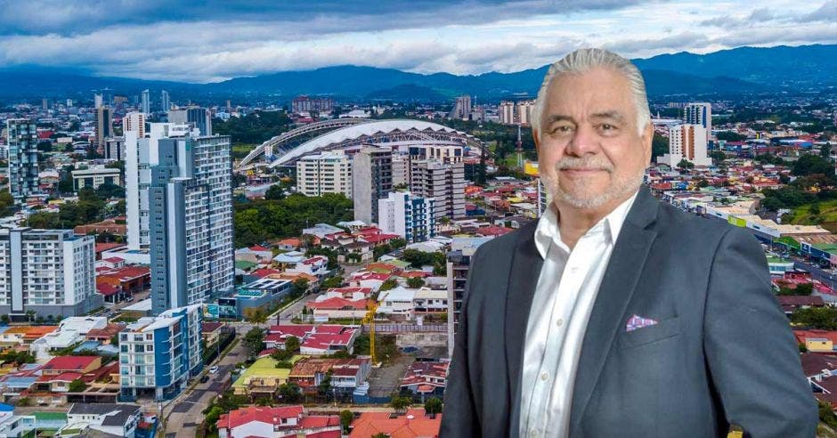 Randall Fernández, Socio Director General de Zentral Real Estate, con la zona de Rorhmoser de fondo