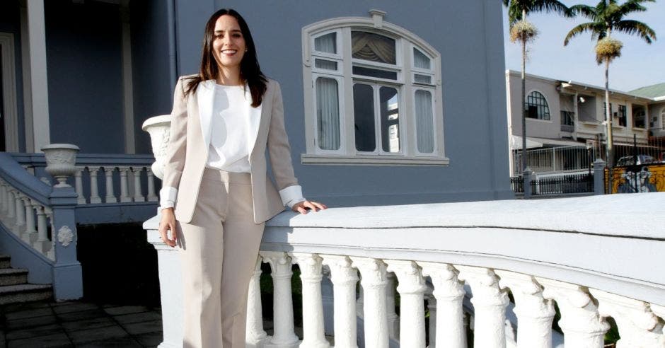 Mujer vestida de blanco