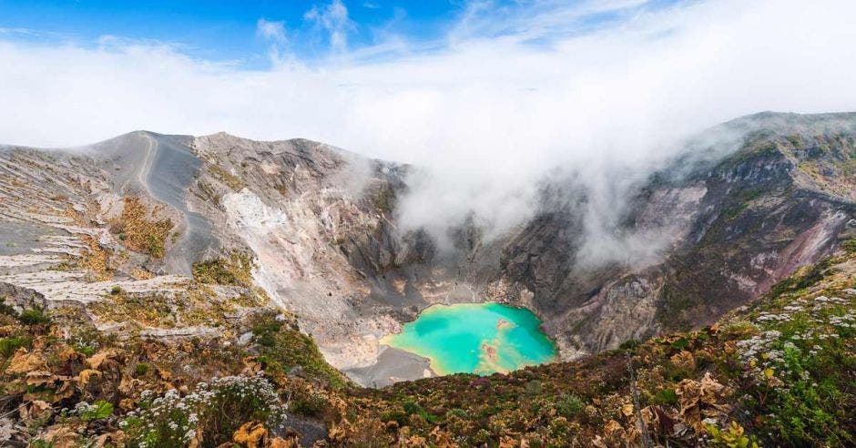 Volcán Irazu al lago esmeralda en el cráter. América Central. Costa Rica