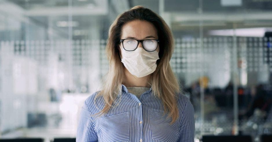 Vemos a una persona con los lentes empañados