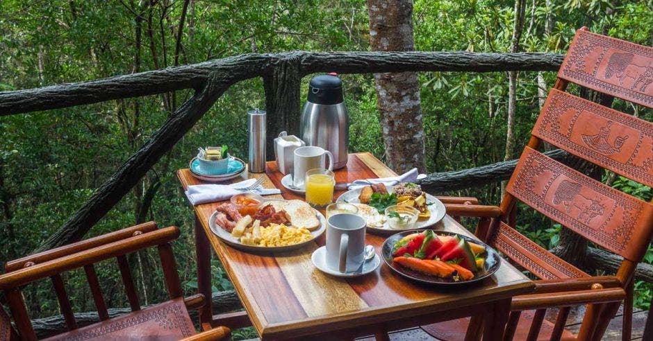 mesa con desayuno