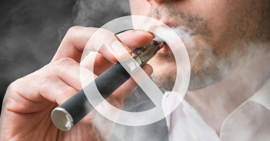 Una persona fumando con un vapeador